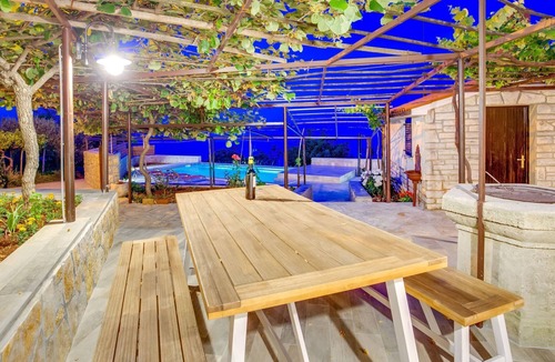 Obrs House | mit großem Garten und Pool by Interhome
