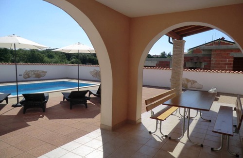 Kastel House | mit Pool, Terrasse und Parkplatz by Interhome