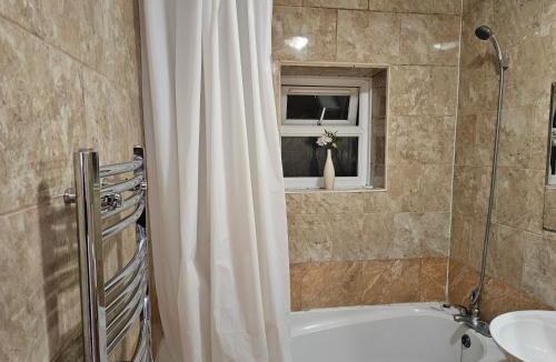 Wandle Valley Apartment | Mitcham Junction - 2 Bed Apartment - Sleeps 6