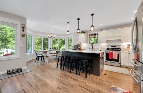 Conway House | Mitten Pines Cabin | Hot Tub | Fire Pit | Pets OK