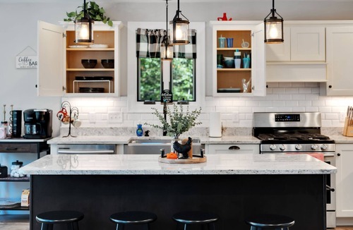 Conway House | Mitten Pines Cabin | Hot Tub | Fire Pit | Pets OK