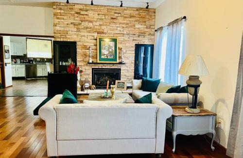 Burbank Villa | Mixon villas