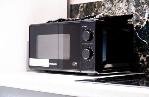 Walton House | MK 2-Bedroom Contractor's Gem