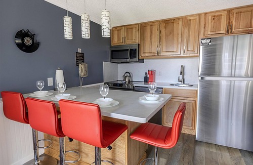 Edray Condo | ML 108 - Stunning summer oasis! Perfect for your next biking getaway!