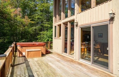 Davis House | ML06-New owner/Updates! Trail to Lake! Views! hot tub! A/C!