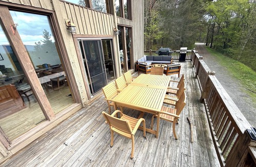 Davis House | ML06-New owner/Updates! Trail to Lake! Views! hot tub! A/C!