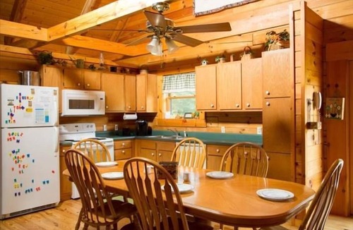 Davis House | ML30 - Cozy Log Home! Hot tub! Pets OK! Fire pit!