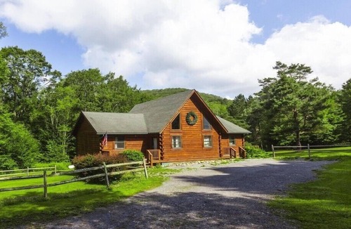 Davis House | ML30 - Cozy Log Home! Hot tub! Pets OK! Fire pit!