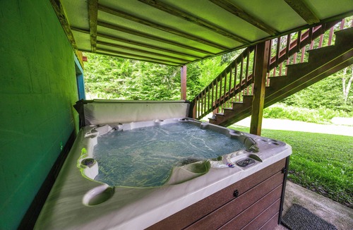 Davis House | ML30 - Cozy Log Home! Hot tub! Pets OK! Fire pit!