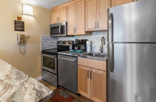 Edray Condo | ML332 Renovated Close to Lift Gated Parking WiFi