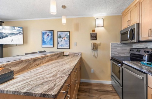 Edray Condo | ML332 Renovated Close to Lift Gated Parking WiFi