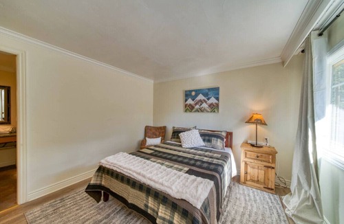 Lakeside Park Bed & Breakfast | MML Queen ADA (Multi- Listings)