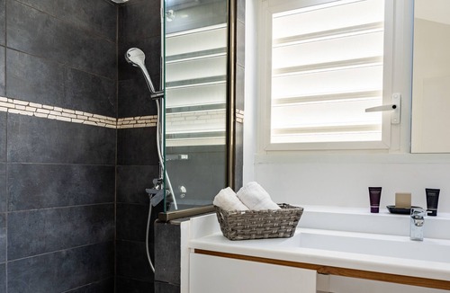 Nettle Bay Villa | Modern Beach Villa 1150