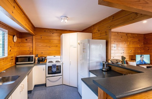 Blackpool Cottage | Moa Cottage - in Oneroa Village - Welcome to Moa Cottage, your tranquil holiday retreat. This affordable home features 3 cozy bedrooms, amenities, and sleeps 6 guests. With close proximity to beaches and Oneroa village, it's the perfect destination f