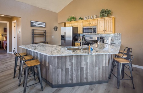 Moab South Valley House | Moab Basecamp! 10 min to Arches | Pool & Hot tub