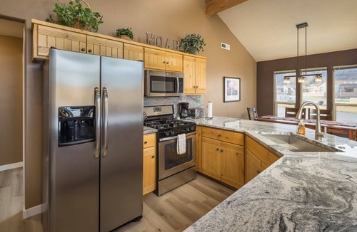 Moab South Valley House | Moab Basecamp! 10 min to Arches | Pool & Hot tub