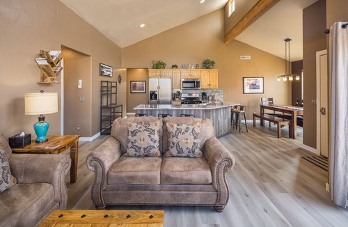 Moab South Valley House | Moab Basecamp! 10 min to Arches | Pool & Hot tub