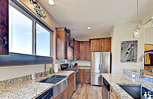 Moab South Valley Condo | Moab Village Luxury Retreat Gorgeous views, PVT Hot Tub, 3 STE, 3.5 BTH, 1.5 KT