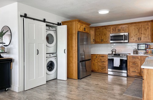 Horseshoe Bend House | Moat House on Crown Lake