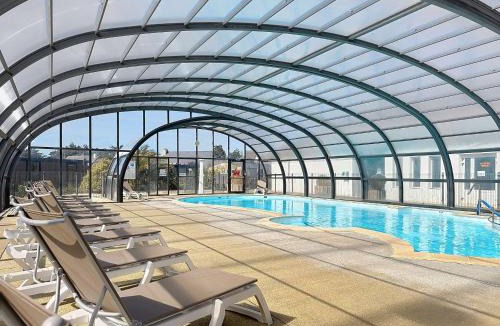 Jullouville House | Mobil-home 6 pers, 3 chambres, piscine chauffée, plage à 200m, terrasse couverte - FR-1-361A-12