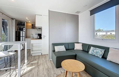 Jullouville House | Mobil-home Grand Confort à Jullouville - Plage, Piscine Chauffée, Fitness et Parking - FR-1-361A-66