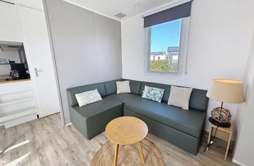 Jullouville House | Mobil-home Grand Confort à Jullouville - Plage, Piscine Chauffée, Fitness et Parking - FR-1-361A-66
