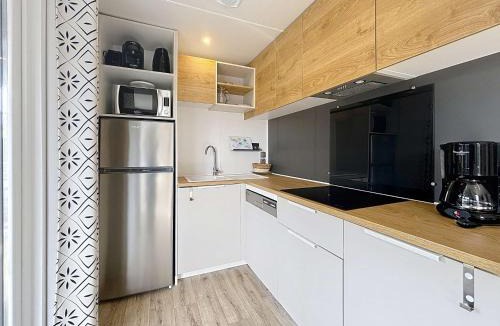 Jullouville House | Mobil-home Grand Confort à Jullouville - Plage, Piscine Chauffée, Fitness et Parking - FR-1-361A-66