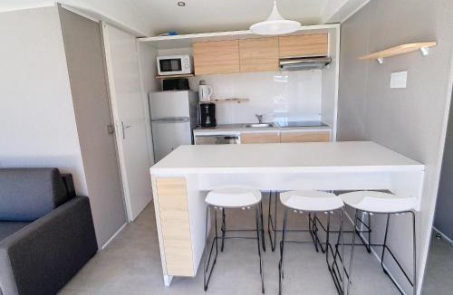 Jullouville House | Mobil-home Grand Confort à 200m de la plage avec piscine chauffée, 4 pers, terrasse, parking - FR-1-361A-21