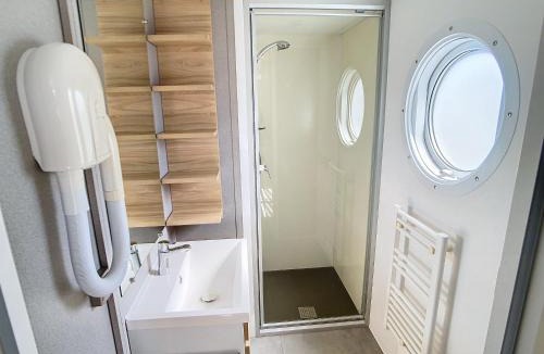 Jullouville House | Mobil-home Grand Confort à 200m de la plage avec piscine chauffée, 4 pers, terrasse, parking - FR-1-361A-21