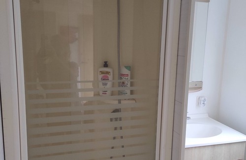 Bussiere-Poitevine House | Mobile home facing a pond