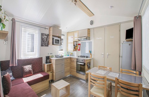 Saint-Jean-de-Monts Ski Chalet | Mobile Home in Saint-Jean near Beach & Pool