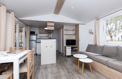 Saint-Julien-en-Born Apartment | Mobile Home Elisa et Christophe with Shared Pool, Terrace & AC