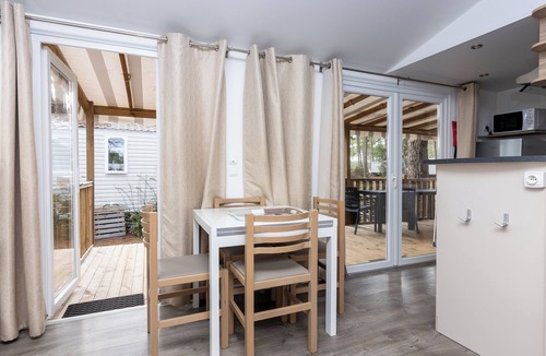 Saint-Julien-en-Born Apartment | Mobile Home Elisa et Christophe with Shared Pool, Terrace & AC