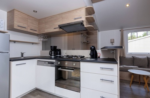 Saint-Julien-en-Born Apartment | Mobile Home Elisa et Christophe with Shared Pool, Terrace & AC