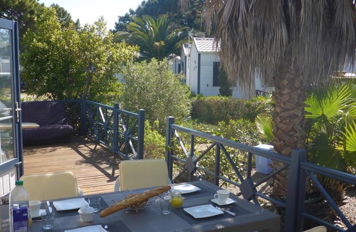 Les Cabanes de Fleury House | Mobile home (2 bedrooms) in Les Mûriers with a spacious terrace