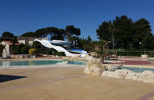 Les Cabanes de Fleury House | Mobile home (2 bedrooms) in Les Mûriers with a spacious terrace