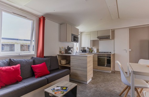 Ambon House | Mobile Home '6 Personnes' with Shared Pool, Private Terrace and Wi-Fi