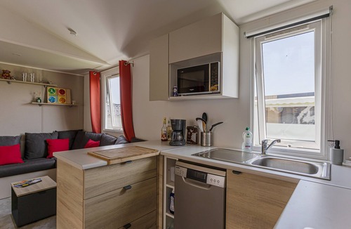 Ambon House | Mobile Home '6 Personnes' with Shared Pool, Private Terrace and Wi-Fi