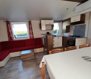 Les Mathes House | Mobile home camping les Charmettes 4 étoiles les MATHES en Charente Maritime prés du ZOO de la Palmyre 8 personnes tout confort 3 chambres 2 salles de bains 2 WC lave linge lave vaisselle climatisation bien situé