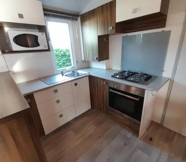 Les Mathes House | Mobile home camping les Charmettes 4 étoiles les MATHES en Charente Maritime prés du ZOO de la Palmyre 8 personnes tout confort 3 chambres 2 salles de bains 2 WC lave linge lave vaisselle climatisation bien situé