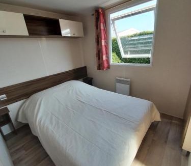Les Mathes House | Mobile home camping les Charmettes 4 étoiles les MATHES en Charente Maritime prés du ZOO de la Palmyre 8 personnes tout confort 3 chambres 2 salles de bains 2 WC lave linge lave vaisselle climatisation bien situé