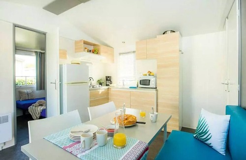 Pommeuse House | Mobile Home | Classic | 2 Bedrooms | 4 Guests | Raised, Uncovered Deck | A/C