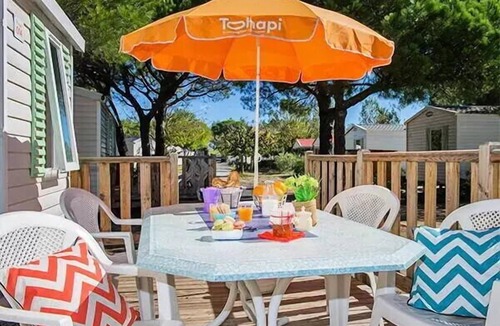 Pommeuse House | Mobile Home | Classic | 2 Bedrooms | 4 Guests | Raised, Uncovered Deck | A/C