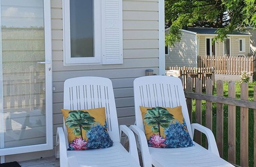 Le Grez House | Mobile home for 4 with terrace at Les Tournesols campground