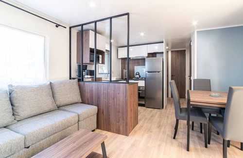 Canet-Plage House | Mobile Home 'Camping Siblu Vue Sur Canigou' with Lake View, Shared Pool & Wi-Fi