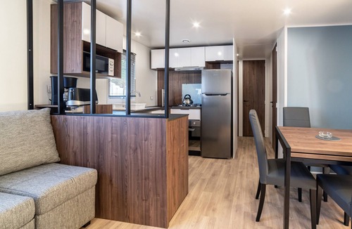 Canet-Plage House | Mobile Home 'Camping Siblu Vue Sur Canigou' with Lake View, Shared Pool & Wi-Fi