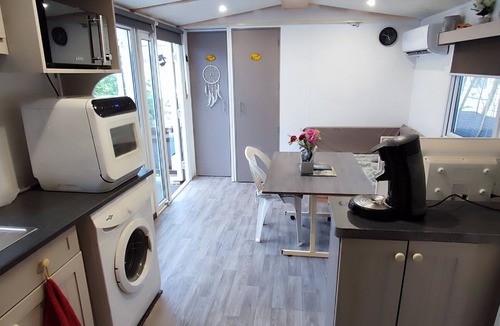 Meounes-les-Montrieux House | Mobile home in a rural setting