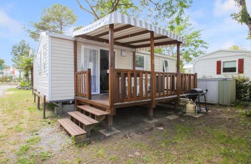 Saint-Jean-de-Monts Ski Chalet | Mobile Home in Saint-Jean near Beach & Pool