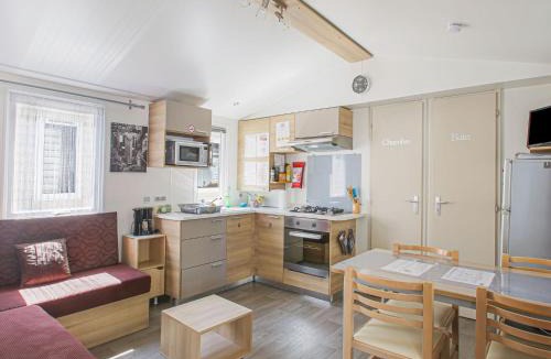 Saint-Jean-de-Monts Ski Chalet | Mobile Home in Saint-Jean near Beach & Pool