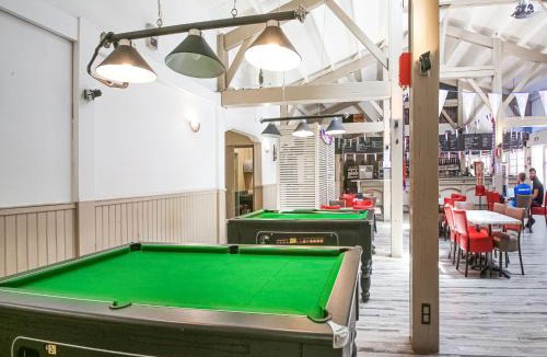 Saint-Jean-de-Monts Ski Chalet | Mobile Home in Saint-Jean near Beach & Pool